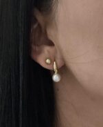 PEARL CHARM,  HUGGIE EARRINGS - Imagen 2