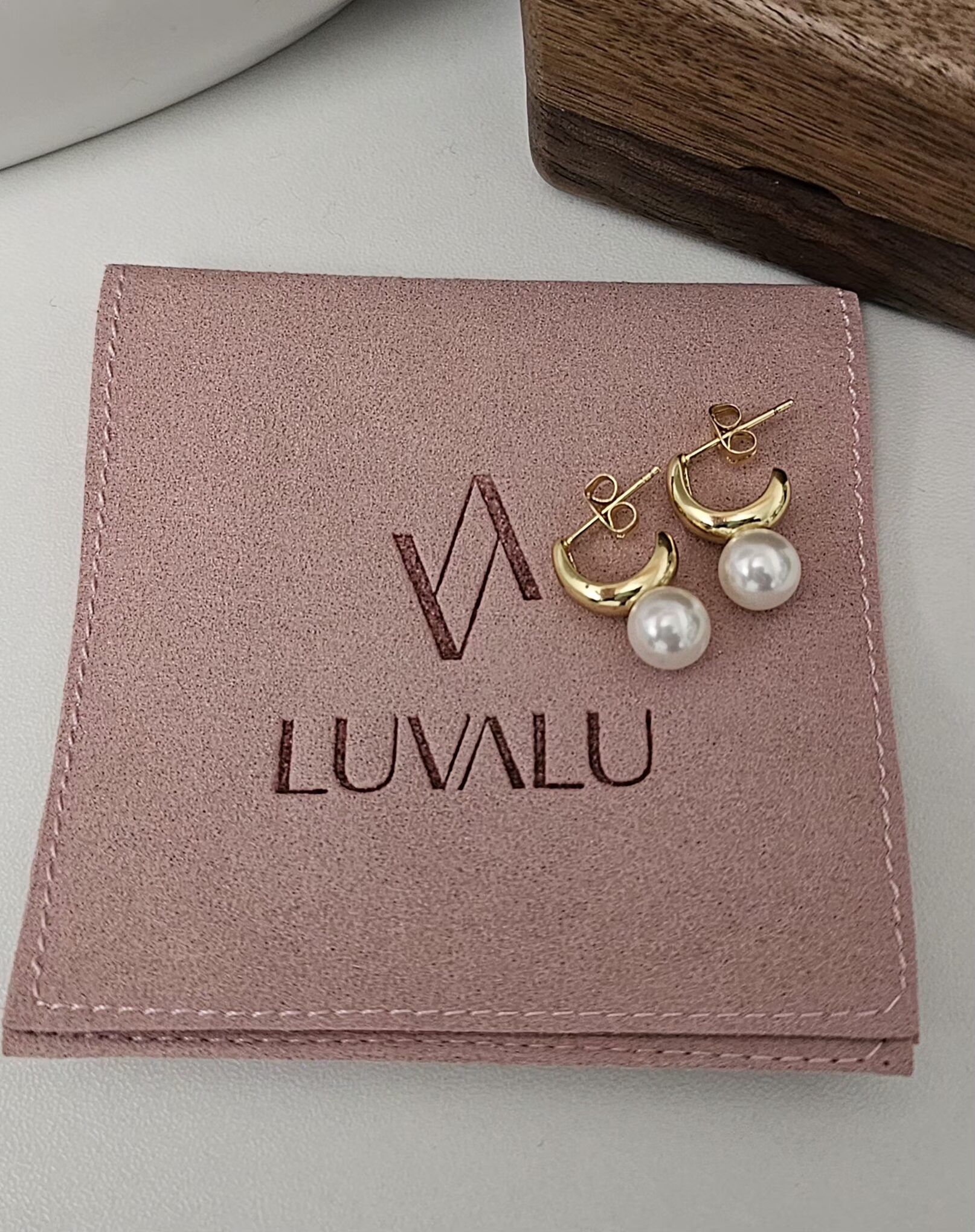 20260120_203500 PEARL CHARM, HUGGIE EARRINGS - Imagen 1