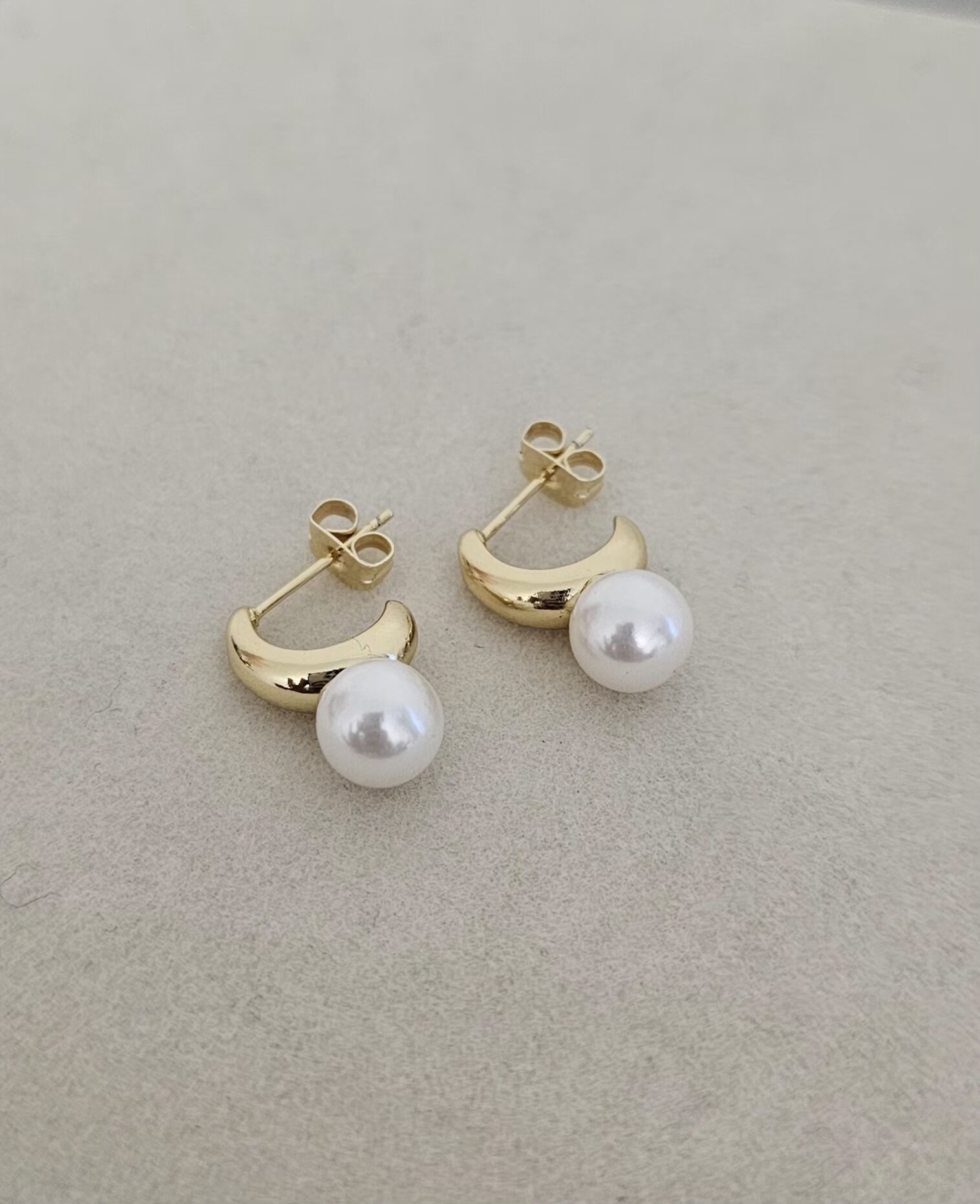 20260527_121941 PEARL CHARM, HUGGIE EARRINGS - Imagen 1